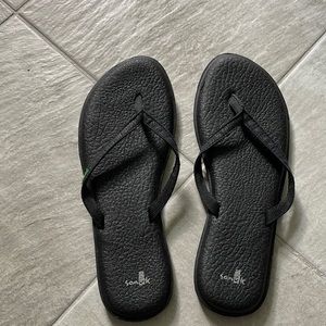 Sanuk black flip flops